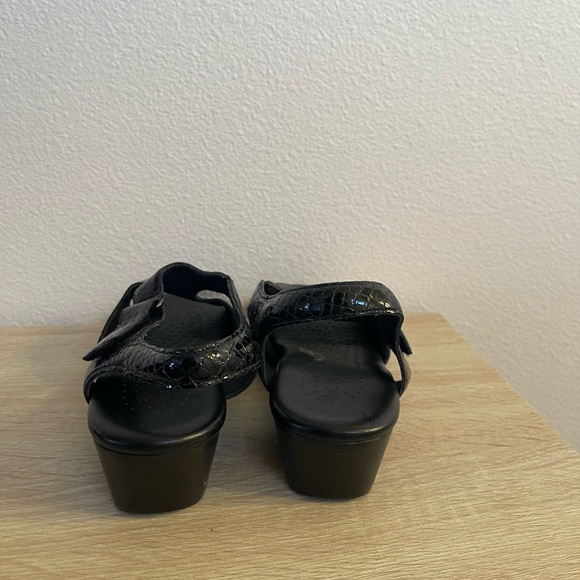 Black tripad comfort crocodile leather strappy heeled sandals - Picture 3 of 6